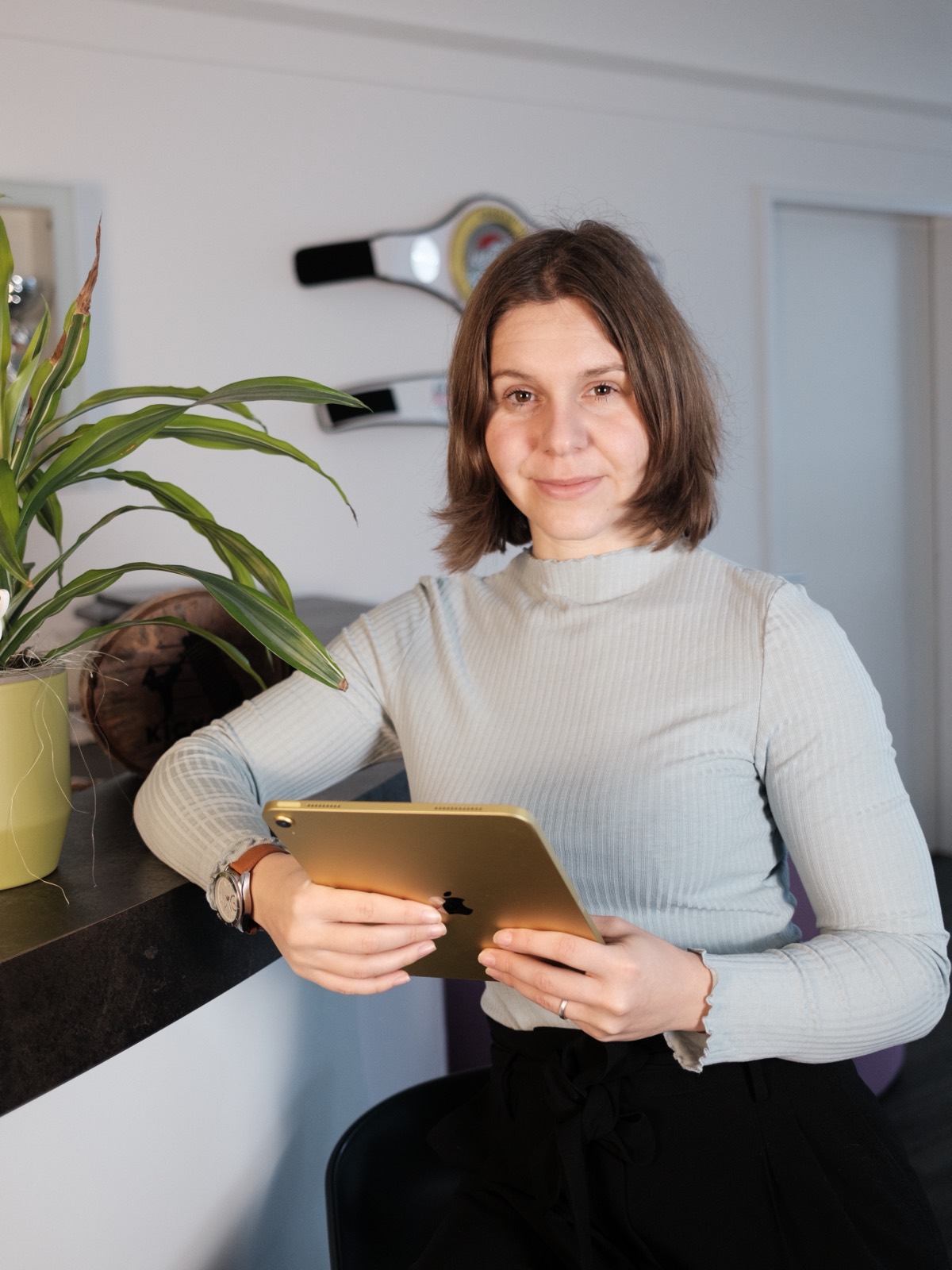 Helena Pagiatakis, Psychologin (M. Sc.) und Trainerin für therapeutisches Boxen in Jena – im Hintergrund ihr Weltmeistergürtel