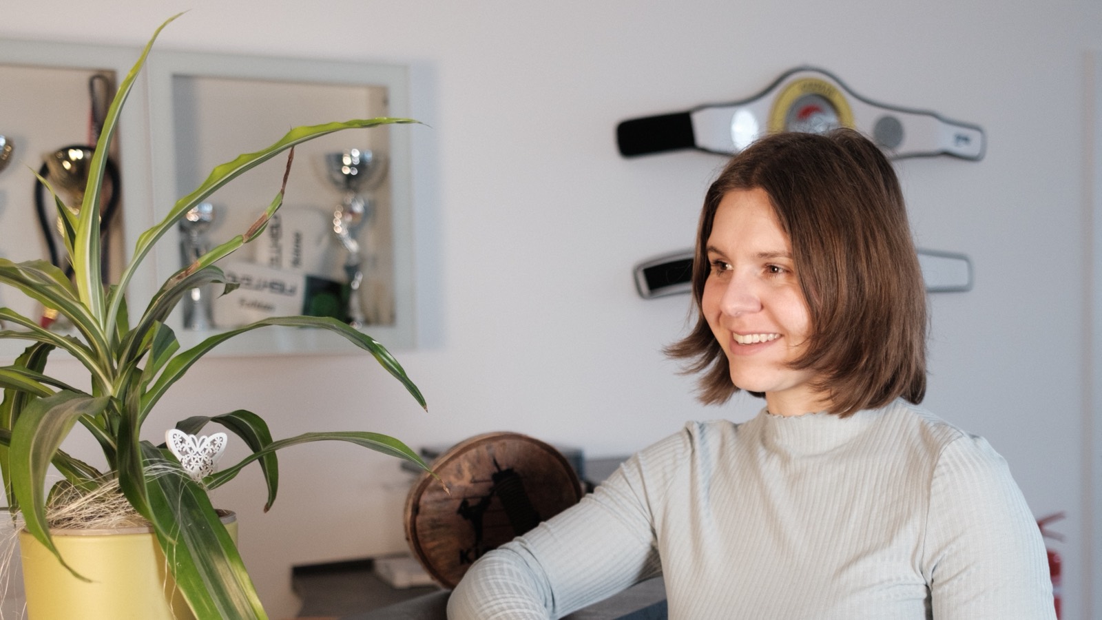 Empfangsbereich der KickFit Academy Jena mit Meistergürtel und Pokalen – Standort für therapeutisches Boxen in Thüringen